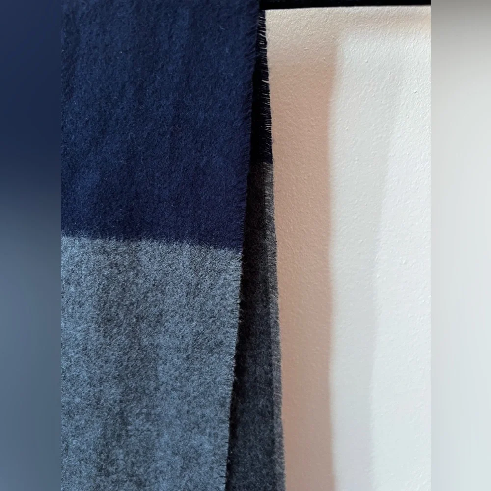 The Men’s Store Bloomingdales NWT New Men’s Blue And‎ Gray Striped Scarf